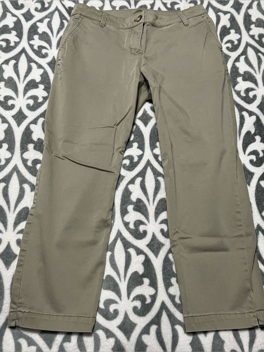 Tommy Bahama Women’s Casual Khaki Cropped Pants
Size 4
